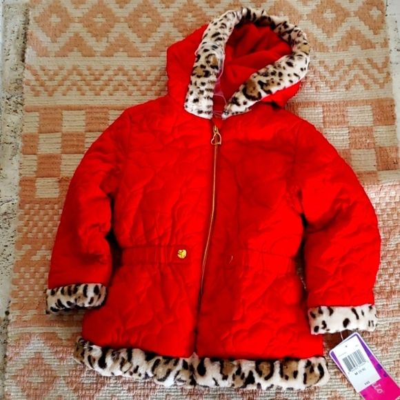 BEAUTIFUL Red coat with a pop of Leopold